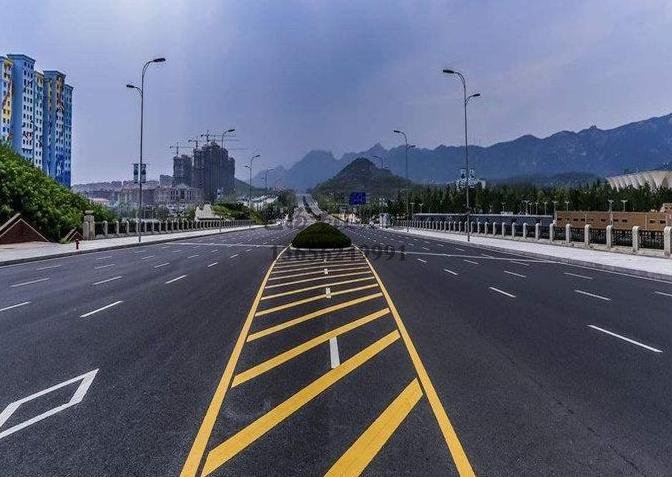 鎮(zhèn)江道路劃線，鎮(zhèn)江道路劃線施工單位？飛揚(yáng)市政專業(yè)可靠！